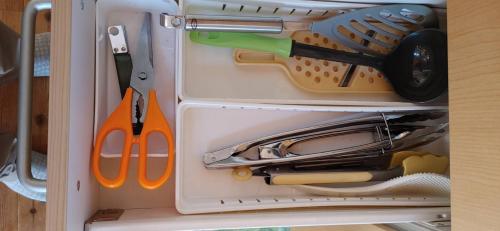 einer Schublade mit Schere und anderen Werkzeugen. in der Unterkunft 風車村3-G-1B号棟 in Aiba