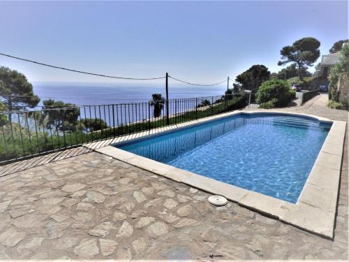a swimming pool with a view of the ocean at "La Terrasse de la mer 8" -Climatisation-Wifi-BBQ -Piscine-Parking in Begur
