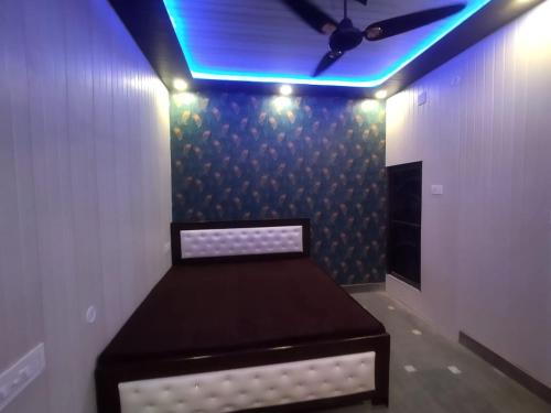 een kamer met een bed met een blauw licht bij Bhagwan sri Ramakrishna sewa tarst in Ayodhya