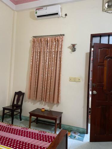 een kamer met een bed, een tafel en een raam bij Nhà nghỉ Trang Thơ in Xã Trảng Bôm