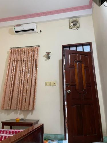 een kamer met een deur en een raam bij Nhà nghỉ Trang Thơ in Xã Trảng Bôm