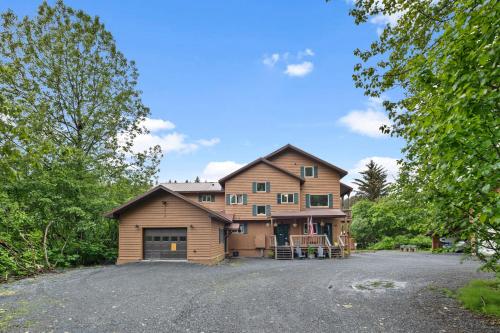 uma casa grande com garagem e entrada em Bear Lake Lodgings B&B em Seward