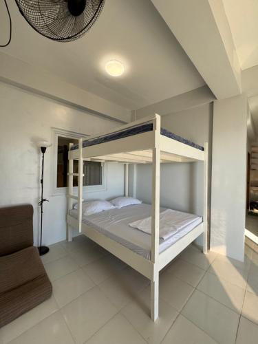 sypialnia z 2 łóżkami piętrowymi w pokoju w obiekcie Baguio-itogon mountain view w mieście Itogon
