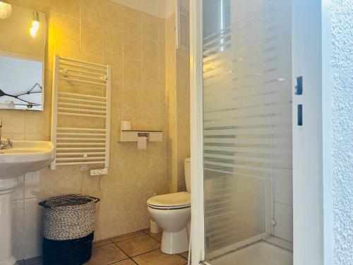 une salle de bain avec une douche, des toilettes et un lavabo dans l'établissement Charmant T2 Méditerranéen à deux pas des quais – Port-Vendres - FR-1-309-436, à Port-Vendres