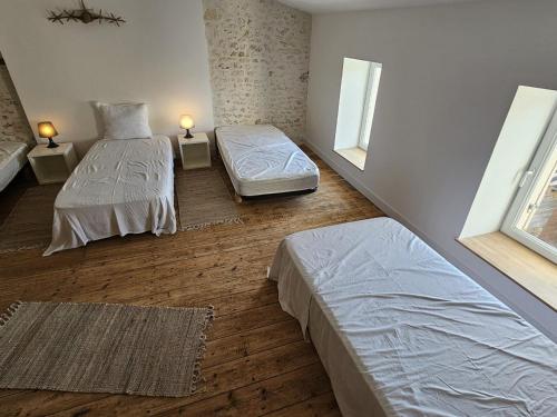 1 dormitorio con 2 camas y 2 ventanas en Maison Royan, 7 pièces, 10 personnes - FR-1-71-103, en Royan