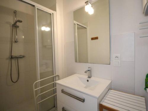 une salle de bain avec un lavabo et une douche avec un miroir dans l'établissement T2 Lumineux Centre Luchon, 4 Pers, Parking, Proche Thermes & Télécabine - FR-1-313-230, à Luchon
