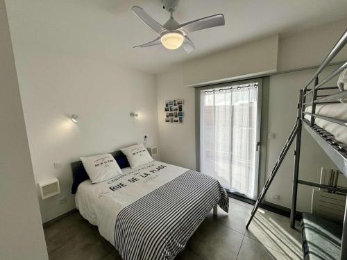 een slaapkamer met een bed en een plafondventilator bij Appartement Port-la-Nouvelle, 2 pièces, 4 personnes - FR-1-229C-93 in Port-la-Nouvelle