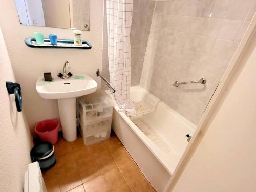 une salle de bain avec un lavabo, une douche et des toilettes dans l'établissement Appartement T2 avec Piscine, Tennis, Parking - 200m Plages et Commerces - FR-1-316-333, à Six-Fours-les-Plages