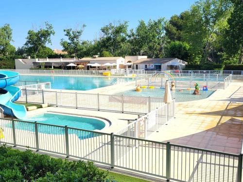 une grande piscine avec un parc aquatique dans l'établissement Appartement T2 avec Piscine, Tennis, Parking - 200m Plages et Commerces - FR-1-316-333, à Six-Fours-les-Plages