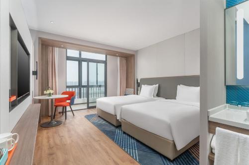 Postel nebo postele na pokoji v ubytování Holiday Inn Express Xiamen Jimei New Town by IHG