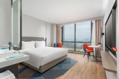 Postel nebo postele na pokoji v ubytování Holiday Inn Express Xiamen Jimei New Town by IHG