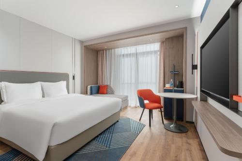 Postel nebo postele na pokoji v ubytování Holiday Inn Express Xiamen Jimei New Town by IHG