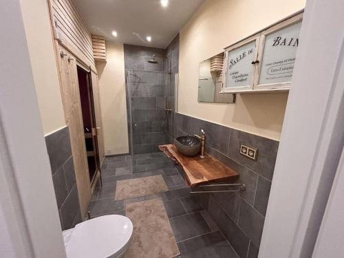 y baño con aseo y lavamanos. en Renoviertes Ferienhaus in Husen mit Terrasse und Sauna, en Lichtenau