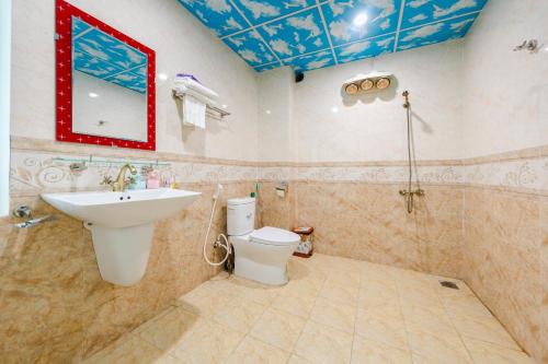 bagno con lavandino e servizi igienici di Vườn Mây Homestay Tiến Xuân a Hanoi