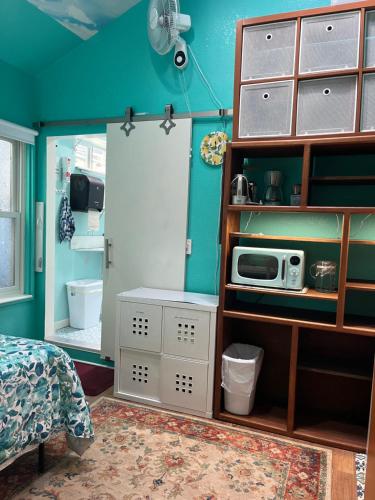 1 dormitorio con 1 cama y microondas en una habitación en NovaGarden en San Diego