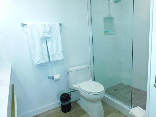 Bilik mandi di Oceanfront with 7 mile beach views, Ground-Floor, Pool, Sleeps 6