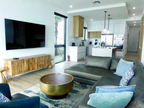 Dapur atau dapur kecil di Oceanfront with 7 mile beach views, Ground-Floor, Pool, Sleeps 6