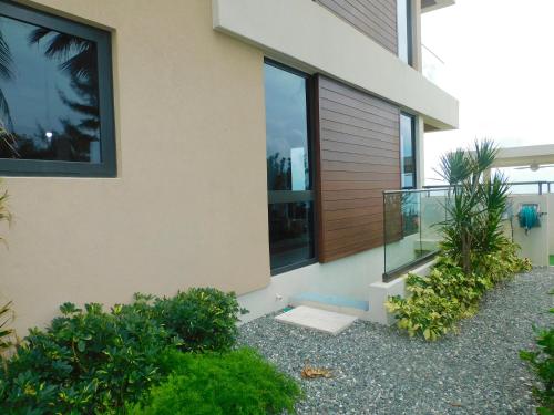 Taman di luar Oceanfront with 7 mile beach views, Ground-Floor, Pool, Sleeps 6