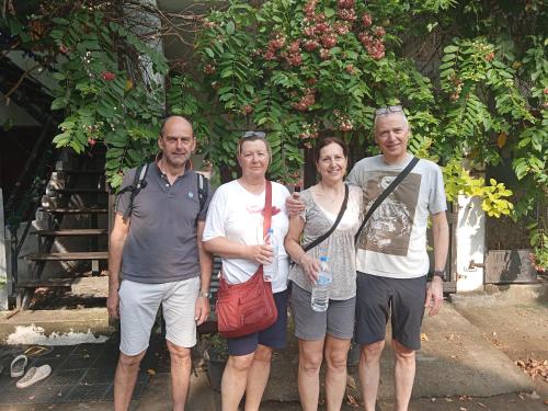 een groep mensen die voor een boom staan bij Sunrise City Palace in Negombo