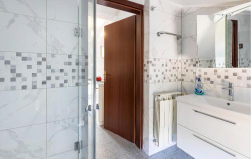 een badkamer met een douche en een wastafel bij Cozy Apartment In Rijeka With Wi-fi in Rijeka