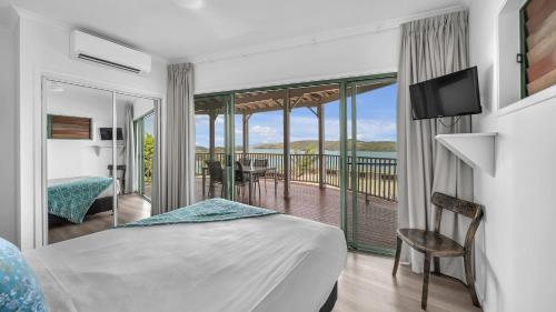 Katil atau katil-katil dalam bilik di Casuarina Cove 13 on Hamilton Island by HamoRent