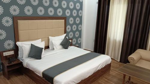 1 dormitorio con 1 cama grande en una habitación en Hotel Amrit Resort en Alwar