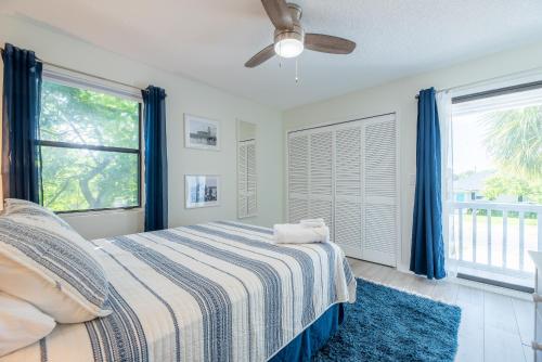 ein Schlafzimmer mit einem Bett und einem Deckenventilator in der Unterkunft Jax Vacations 1/2 Mile to Beach, 2 bedroom townhome pet friendly in Jacksonville Beach