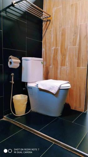 Un baño de ๋Jongluxpakdee โรงแรมจงรักษ์พักดี