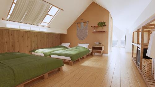 sypialnia z 2 łóżkami i zieloną pościelą w obiekcie Chloe Homestay w mieście Da Lat