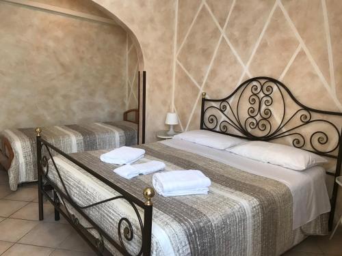 sypialnia z 2 łóżkami i ręcznikami w obiekcie RESIDENCE ar COLLE w mieście Valmontone