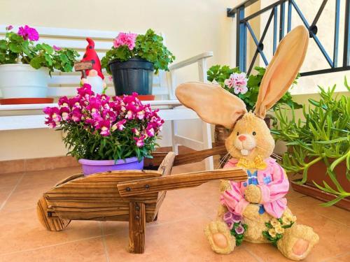 Φωτογραφία από το άλμπουμ του Cozy fairytal garden apartment, Family Friendly, Free parking, 15 Min to Airport στην Αθήνα