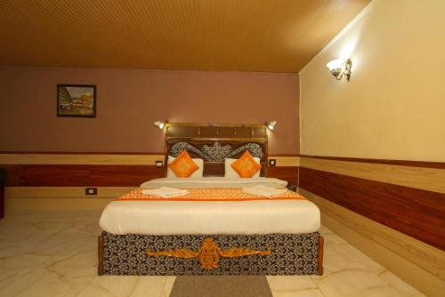 a bedroom with a large bed in a room at Ishaan Resort in Manāli