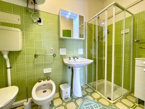 een badkamer met een toilet, een wastafel en een douche bij Property in Porto Santa Margherita VE in Porto Santa Margherita di Caorle