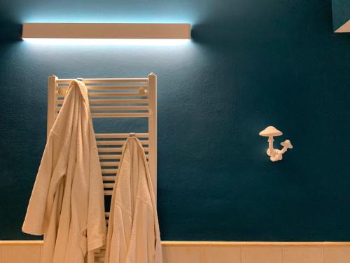 インペリアにあるCasa Miaの青い壁のベッドルーム(ベッド1台、ランプ付)