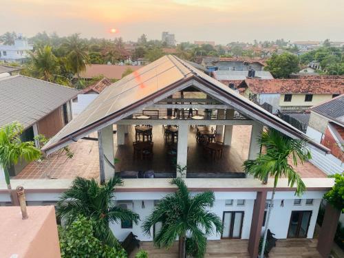 ネゴンボにあるHotel Cloud 9 Negomboの屋根の家像