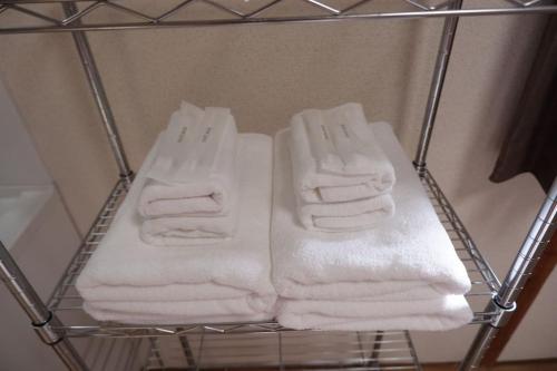 um grupo de toalhas num estendal em TSUBAME 202 staying private home em Osaka