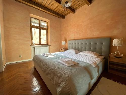 1 dormitorio con 1 cama grande y 2 toallas. en Urban HEAVEN, en Sibiu