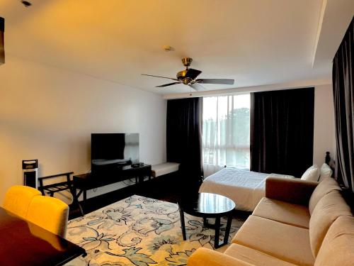 O zonă de relaxare la Forest Lodge at Camp John Hay privately owned - Deluxe Queen Suite with balcony and Parking 269