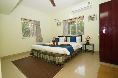 Un dormitorio con una cama con un animal de madera. en Four Seasons Guesthouse, en Utorda