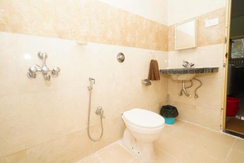 a bathroom with a toilet and a sink at Four Seasons Guesthouse in Utorda