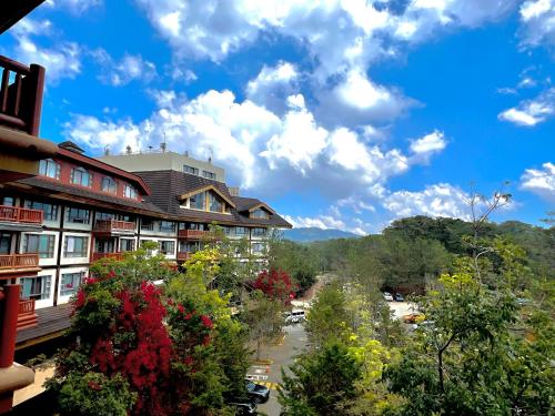 een uitzicht vanaf het balkon van een resort bij The Forest Lodge at Camp John Hay privately owned unit with parking 371 in Baguio