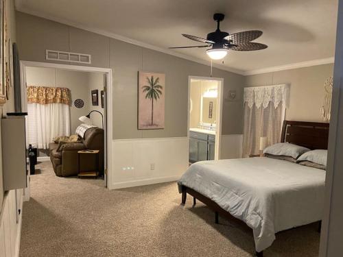 een slaapkamer met een bed en een woonkamer bij Florida Woodland Retreat in Masaryktown