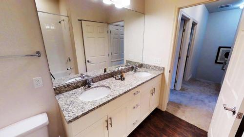 La salle de bains est pourvue de 2 lavabos et d'un grand miroir. dans l'établissement Lucaya Village Resort 3 Bedroom Vacation Home 1503, à Kissimmee