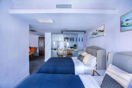 a hotel room with a bed and a kitchen at Yise Serviced Apartment -Beijing CCTV Shop in Beijing