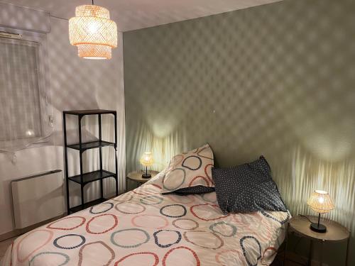 Postel nebo postele na pokoji v ubytování Appartement lumineux terrasse piscine