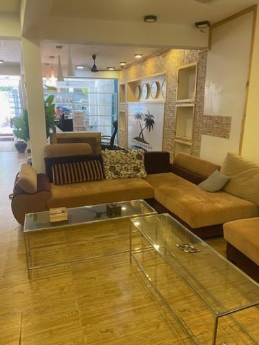 sala de estar con sofá y mesa de centro en Guraidhoo Palm Inn, en Guraidhoo