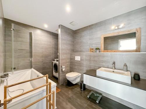 ein Badezimmer mit einer Badewanne, einem Waschbecken und einem WC in der Unterkunft Dolce Vita close to 4 Vallées - Swiss Alps in Martigny-Ville