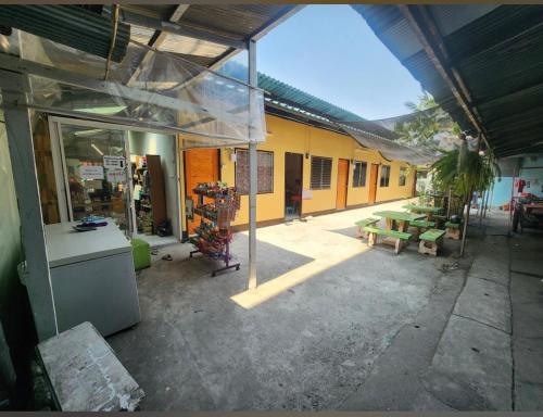 an outside view of a building with a picnic table at ห้องพักรายวันราคาถูกเชียงใหม่ in Chiang Mai