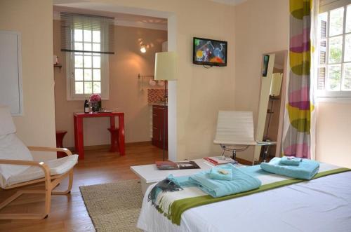 pokój z łóżkiem z dwoma ręcznikami w obiekcie Villa Pergola w Bastii