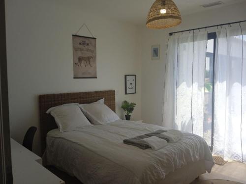 um quarto com uma cama grande e uma janela em Villa pampa em Malves